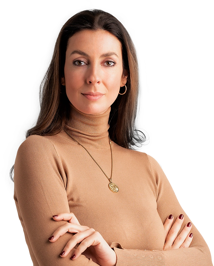 mujer con brazos cruzados