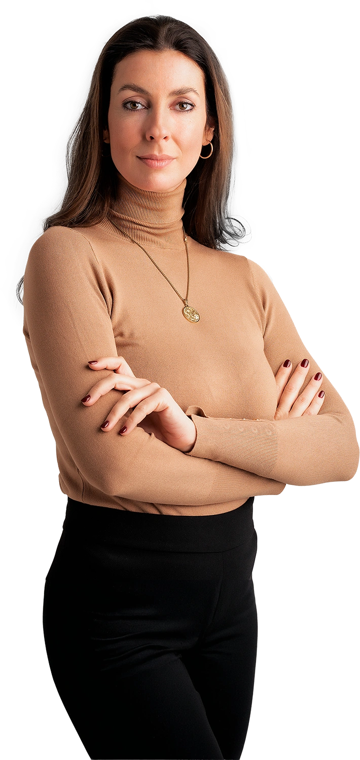 mujer con brazos cruzados